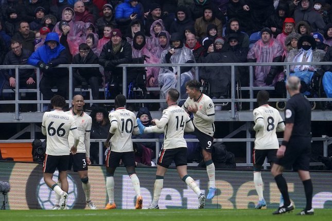 Skuat Liverpool merayakan gol Fabinho ke gawang Burnley di laga pekan ke-25 Premier League 2021-22 di Turf Moor, Minggu (13/02/2022) malam WIB. (c) AP Photo