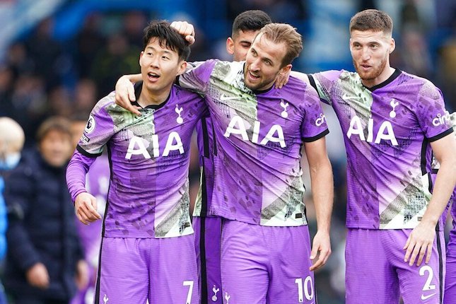 Son Heung-min (kiri) merayakan golnya ke gawang Leeds United di lanjutan Liga Inggris bersama Harry Kane (tengah) dan Matt Doherty di Elland Road. (c) Zac Goodwin/PA via AP