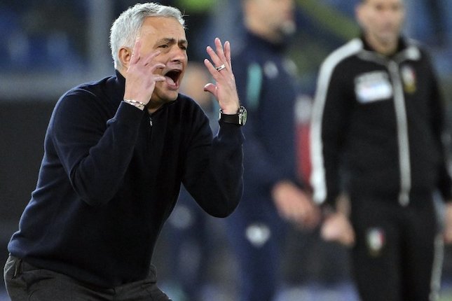 Jose Mourinho melakukan protes pada wasit usai mendapat kartu merah (c) AP Photo