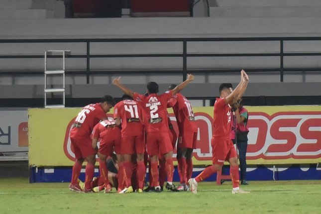 Skuat Persija Jakarta merayakan golnya ke gawang Persebaya Surabaya di pekan ke-25 BRI Liga 1 2021-22 (c) BRI Liga 1 Official Twitter