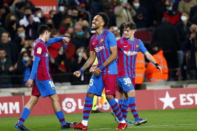 Pierre-Emerick Aubameyang merayakan golnya ke gawang Athletic Bilbao di pekan ke-26 La Liga 2021-22 di Camp Nou, Senin (28/02/2022) dini hari WIB. (c) AP Photo