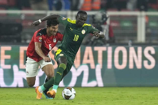 Sadio Mane ditempel ketat Hamdi Fathi di final Piala Afrika 2021 antara Senegal vs Mesir, Senin (07/02/2022) dini hari WIB. (c) AP Photo