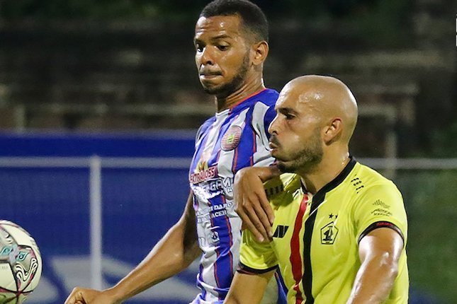 Youssef Ezzejjari (kanan) saat beraksi di laga Persik Kediri vs Persiraja Banda Aceh di laga pekan ke-27 BRI Liga 1 2021-22 di Stadion I Gusti Ngurah Rai, Bali, Rabu (23/02/2022) malam WIB. (c) BRI Liga 1 Official Twitter