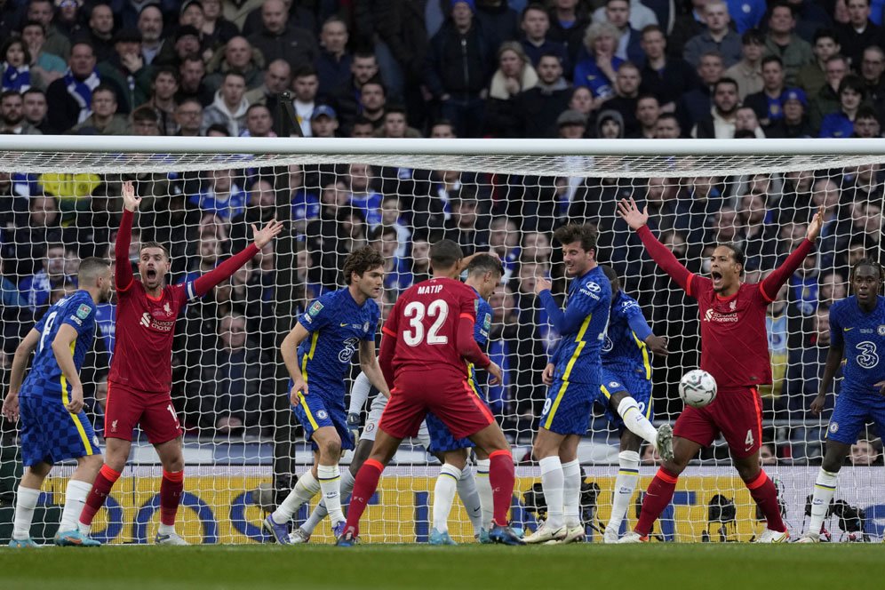 Yang Dilakukan Henderson dan Milner Usai Laga Chelsea vs Liverpool Ini Berkelas!