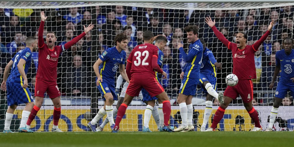 Yang Dilakukan Henderson dan Milner Usai Laga Chelsea vs Liverpool Ini Berkelas!