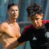 Video: Cristiano Ronaldo Jr. Pamer Skill Individu Gokil di Akademi MU, Nggak Kalah Sama Bapaknya!