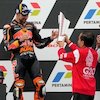 Momen Sumringah Miguel Oliveira Terima Trofi dari Presiden Joko Widodo di MotoGP Mandalika 2022