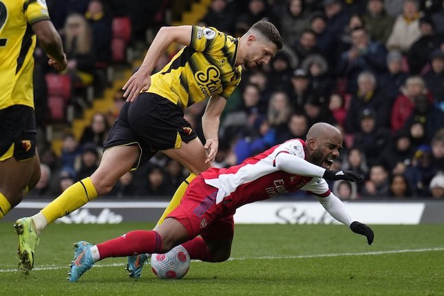 Pertahankan Lacazette