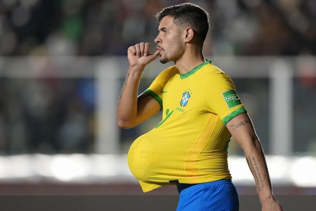 Aksi pemain Bruno Guimaraes saat Brasil menang 4-0 dari Bolivia pada Kualifikasi Piala Dunia 2022 (c) AP Photo