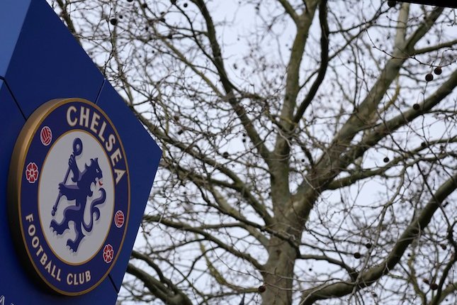 Logo Chelsea di salah satu sudut stadion Stamford Bridge, kandang Chelsea. (c) AP Photo