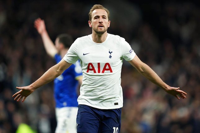 Penyerang Tottenham, Harry Kane melakukan selebrasi setelah membobol gawang Everton di lanjutan Premier League pekan 28. (c) AP Photo