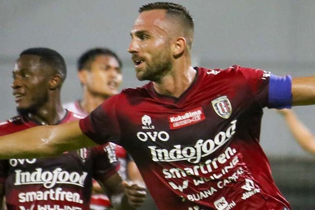 Striker Bali United Ilija Spasojevic merayakan golnya ke gawang Madura United di laga pekan ke-32 BRI Liga 1 2021-22 di Stadion Kompyang Sujana, Bali, Senin (21/03/2022) malam WIB. (c) BRI Liga 1 Official Twitter