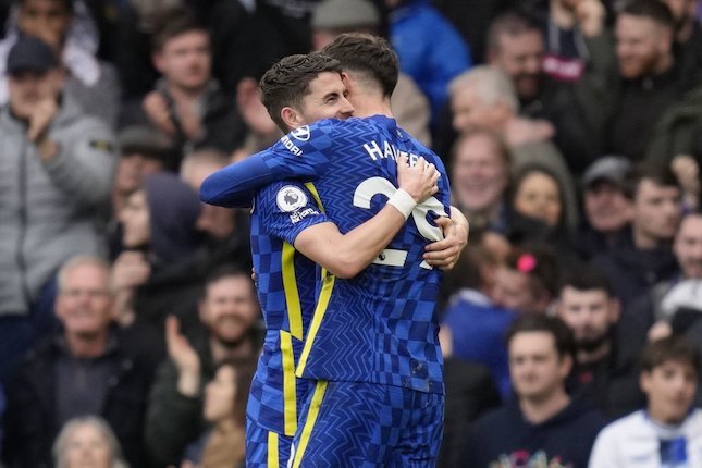 Jorginho merayakan gol Kai Havertz di laga Chelsea vs Newcastle di pekan ke-29 Premier League 2021-22 di Stamford Bridge, Minggu (13/03/2022) malam WIB. (c) AP Photo