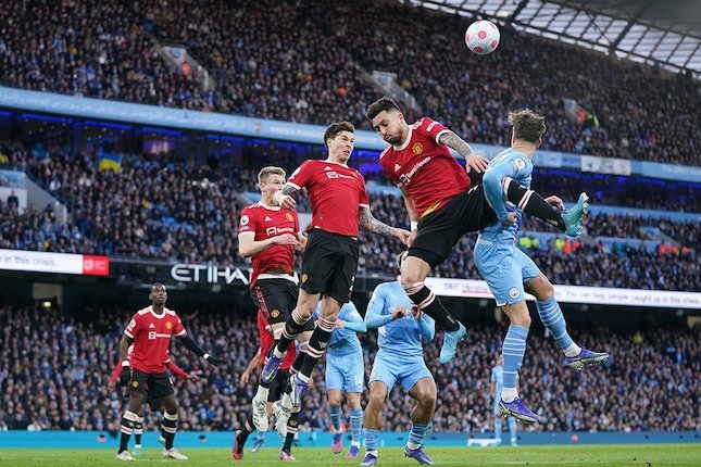 Duel antarpemain di laga Manchester City vs Manchester United, Premier League 2021/22 (c) AP Photo