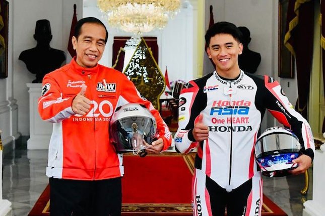Presiden RI Joko Widodo dan rider Honda Team Asia Moto3, Mario Aji. (c) Laily Rachev - Biro Pers Sekretariat Presiden