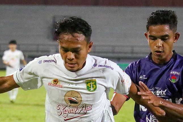Duel Persita Tangerang vs Persebaya Surabaya di laga pekan ke-29 BRI Liga 1 2021-22 di Stadion Kapten I Wayan Dipta, Bali, Minggu (06/03/2022) malam WIB. (c) BRI Liga 1 Official Twitter