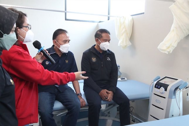 Ketua Umum PSSI, Mochamad Iriawan (kiri) bersama dengan Menpora Zainudin Amali (kanan) memeriksa fasilitas Medical Center PSSI (c) PSSI
