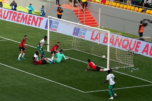 Momen ketika Senegal (berseragam putih) berhasil menjebol gawang Mesir dalam laga leg kedua babak ketiga kualifikasi Piala Dunia 2022 zona CAF hari Rabu (30/3/2022). (c) AP Photo