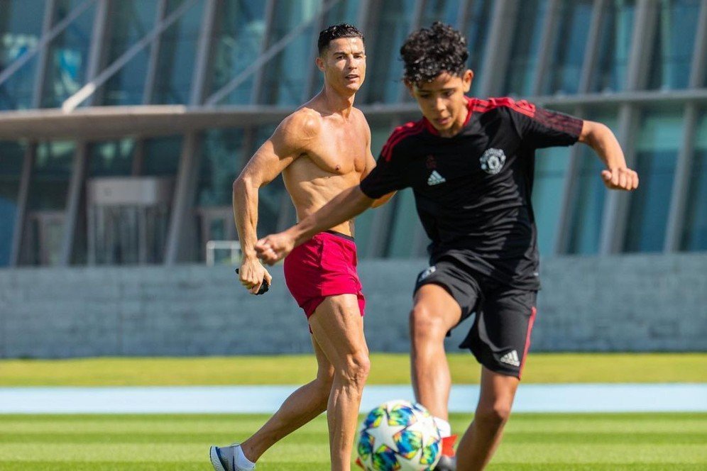 Gokil! Nggak Mau Kalah Sama Bapaknya, Cristiano Jr. Pamer Body Kekar Bareng Ronaldo