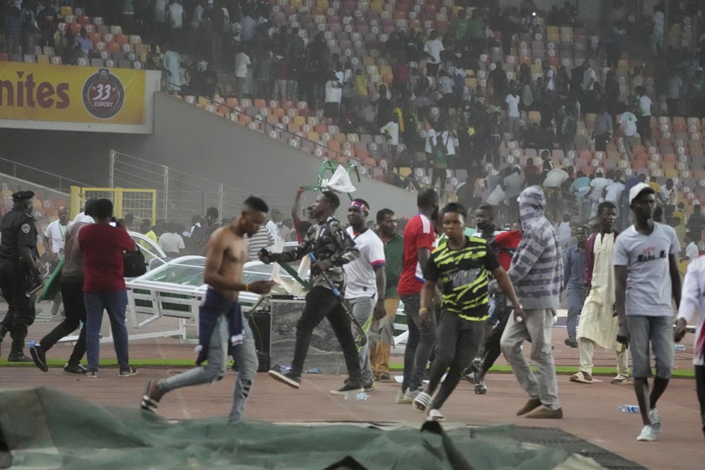 Nigeria Gagal ke Piala Dunia: Fans Ngamuk dan Polisi Tembakkan Gas Air Mata!