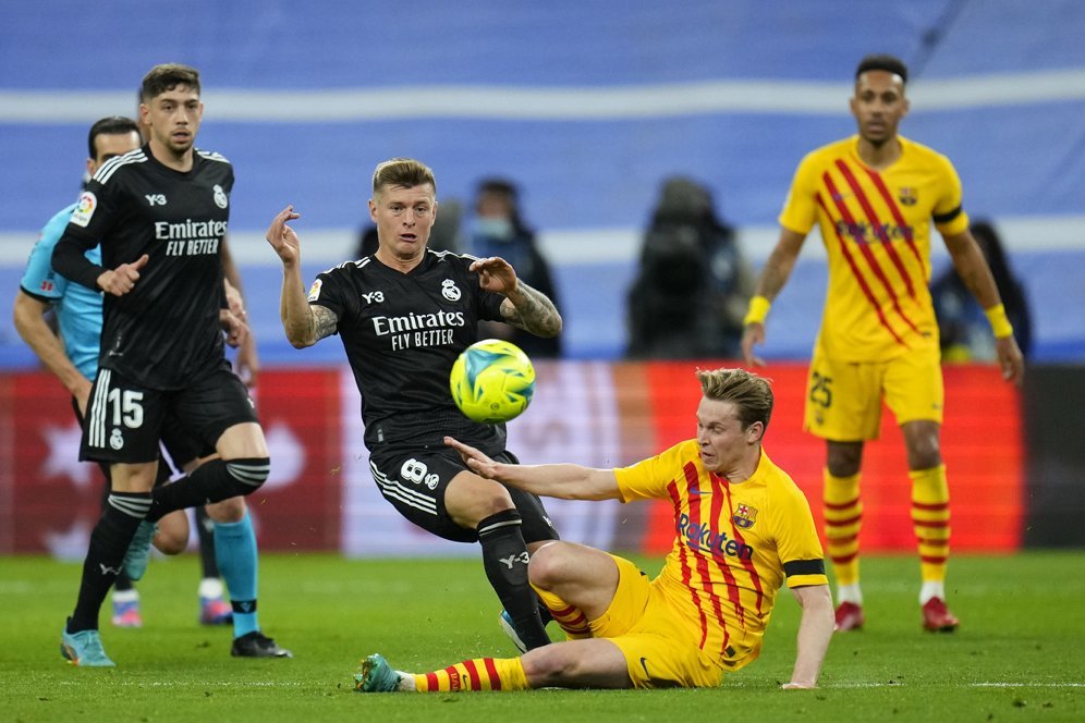 Barcelona Terima Proposal Transfer Frenkie de Jong dari Manchester United