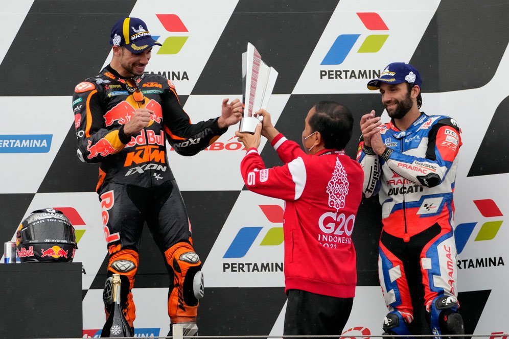 Momen Jokowi Serahkan Trofi ke Miguel Oliveira, Pemenang Pertama MotoGP Mandalika