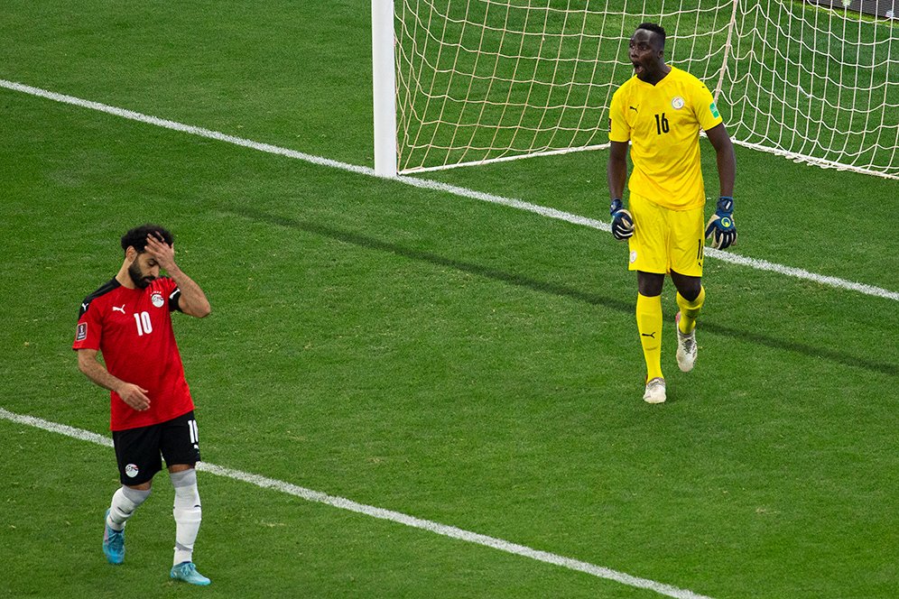 Senegal vs Mesir: Mo Salah Diserbu Pasukan Senter Hijau di Drama Adu Penalti