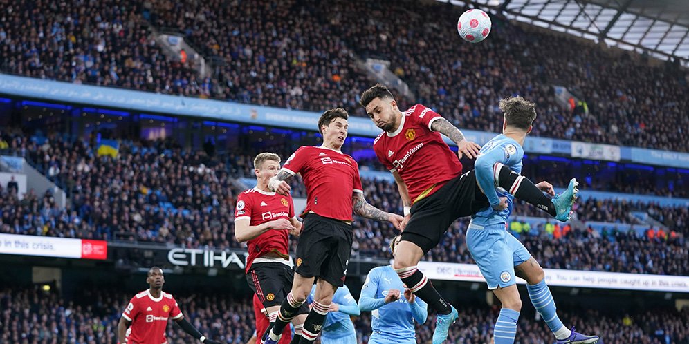 Duel antarpemain di laga Manchester City vs Manchester United, Premier League 2021/22 (c) AP Photo