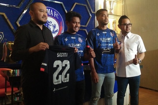 Arema FC memperkenalkan Hasyim Kipuw, Hanis Sagara, dan Ilhamudin Armayn sebagai pemain barunya pada Senin (11/4/2022) (c) Dendy Gandakusumah