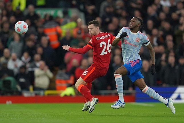 Andrew Robertson dikawal Aaron Wan-Bissaka di laga Liverpool vs Manchester United, Premier League 2021/22 (c) AP Photo