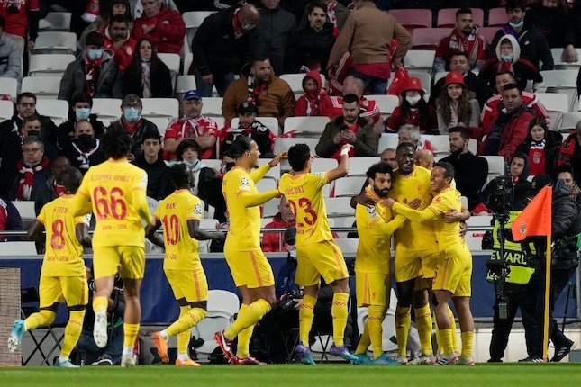 Skuad Liverpool merayakan gol di markas Benfica, Rabu (6/4/2022) (c) AP Photo