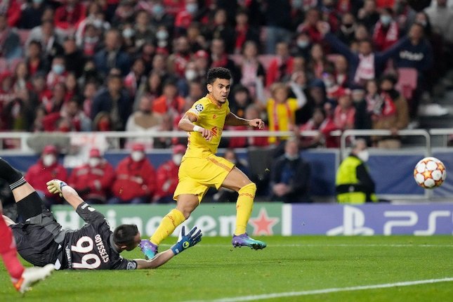 Luis Diaz mencetak gol dalam laga Benfica vs Liverpool, Rabu (6/4/2022) (c) AP Photo