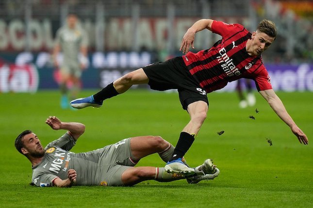Alexis Saelemakers dijegal lawan di laga AC Milan vs Genoa, Serie A 2021/22 (c) AP Photo