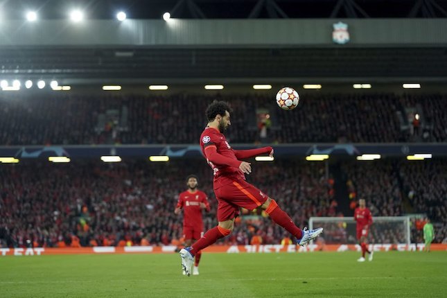 Aksi Mohamed Salah di laga Liverpool vs Benfica di leg kedua perempat final Liga Champions 2021-22 di Anfield, Kamis (14/04/2022) dini hari WIB. (c) AP Photo