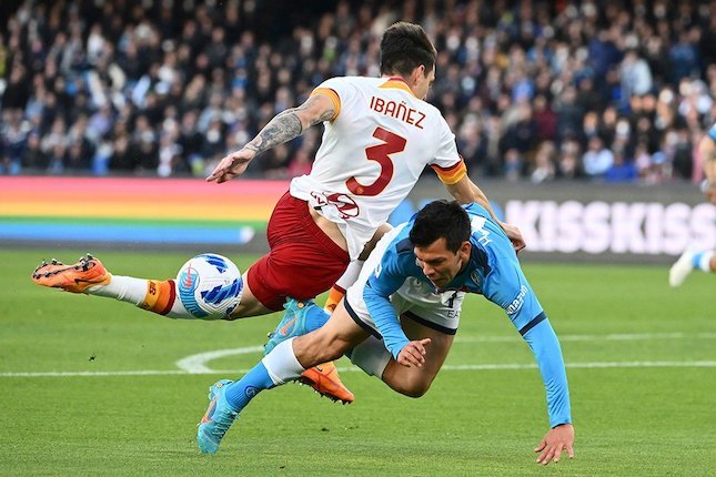 Momen Roger Ibanez menjatuhkan Hirving Lozano di laga Napoli vs AS Roma, Serie A 2021/22 (c) AP Photo
