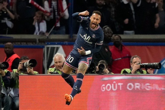Selebrasi Neymar usai mencetak gol dalam laga PSG vs Marseille, Senin (18/4/2022) (c) AP Photo