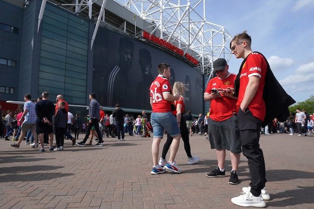 Suporter Manchester United berkumpul di luar stadion Old Trafford. (c) AP Photo