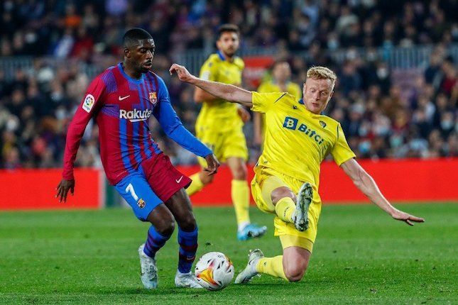 Aksi Ousmane Dembele dalam laga Barcelona vs Cadiz, Selasa (19/4/2022) (c) AP Photo