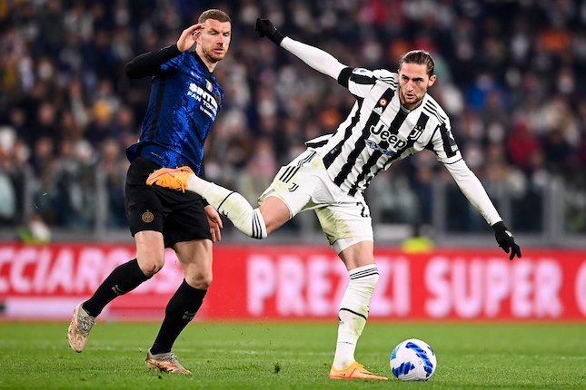 Duel antara Edin Dzeko dan Adrien Rabiot di laga Juventus vs Inter Milan pada pekan ke-31 Serie A di Allianz Stadium, Senin (04/04/2022) dini hari WIB. (c) AP Photo