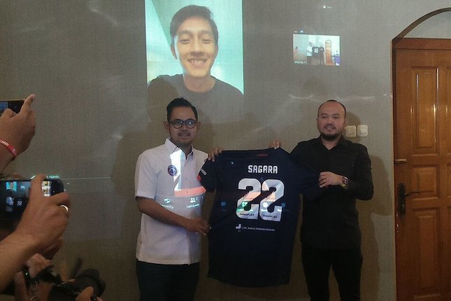 Suasana perkenalan Hanis Sagara sebagai pemain baru Arema FC (c) Bola.net/Dendy Gandakusumah