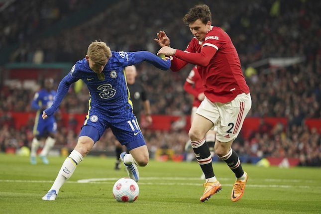 Bek Tengah: Victor Lindelof (Swedia) ? Manchester United