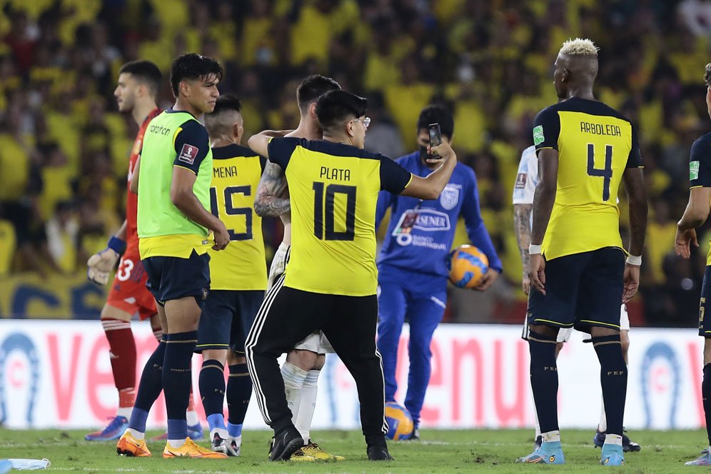 Nggak Sopan! Suporter Ekuador Ini Paksa Messi Pose Bareng di Lapangan