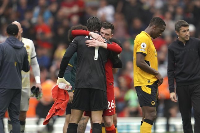 Andrew Robertson berpelukan dengan Alisson Becker usai laga Liverpool vs Wolverhampton di Anfield, Minggu (22/05/2022) malam WIB. (c) AP Photo