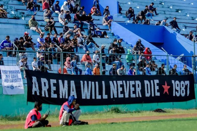 Aremania menyaksikan latihan Arema FC di Stadion Gajayana, Malang, Rabu (11/5/2022) (c) Bola.com/Iwan Setiawan