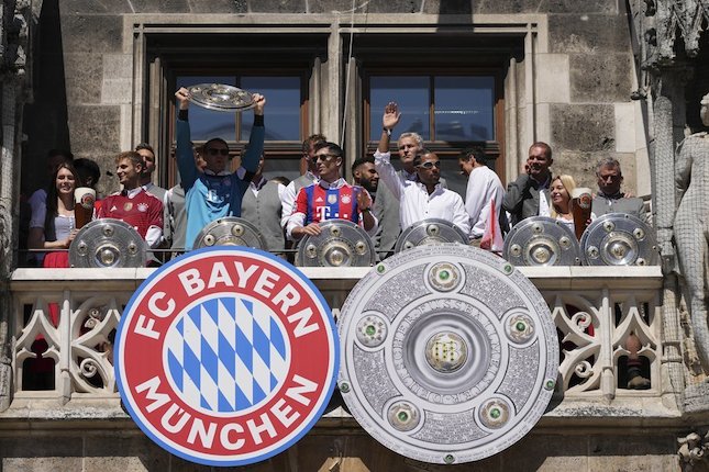 Bayern Munchen (66,324 penonton) Bayern Munchen (66,324 penonton)