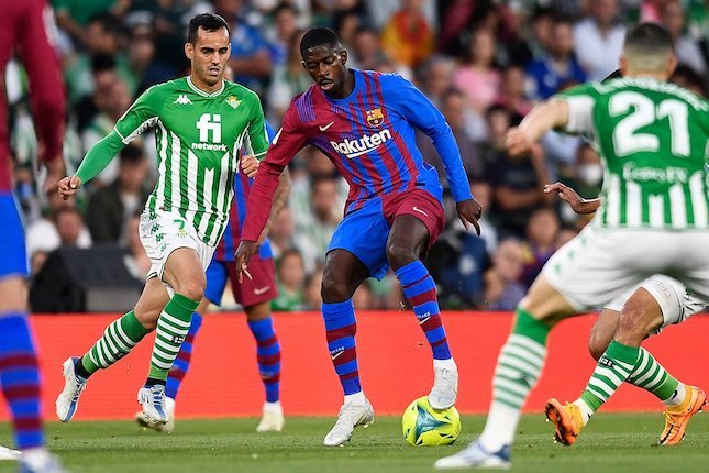 Ousmane Dembele dikepung pemain lawan di laga Real Betis vs Barcelona, La Liga 2021/22 (c) AP Photo