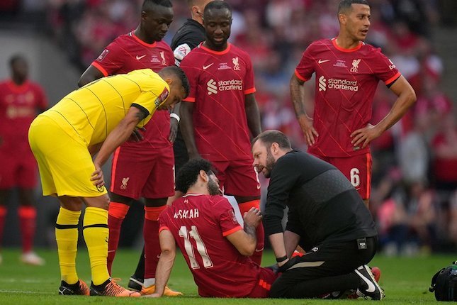 Momen ketika Mohamed Salah dirawat di lapangan karena cedera, Chelsea vs Liverpool, final Piala FA 2022 (c) AP Photo