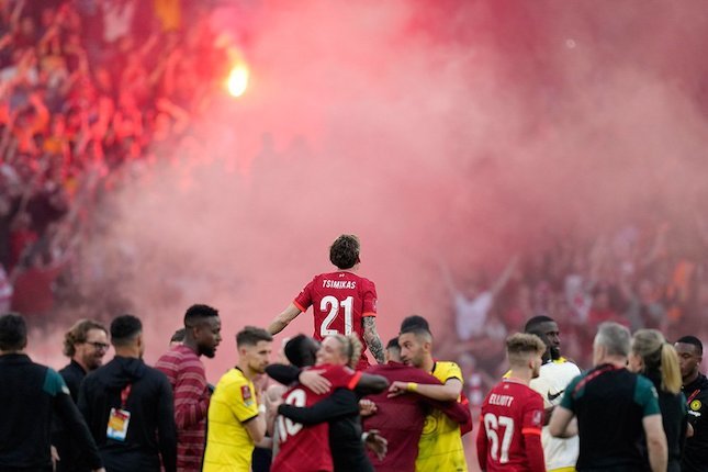 Kostas Tsimikas di tengah selebrasi Liverpool juara Piala FA 2021/22 (c) AP Photo
