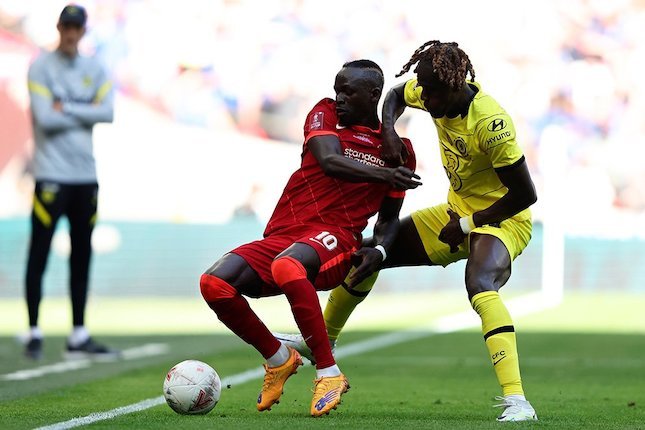 Sadio Mane dikawal Trevoh Chalobah di laga Chelsea vs Liverpool, final Piala FA 2022 (c) AP Photo