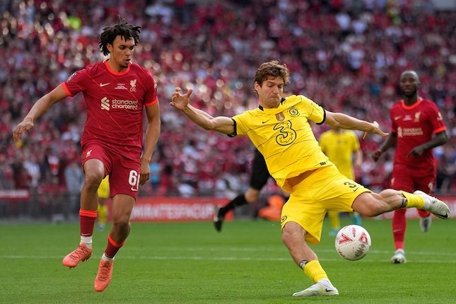 Momen percobaan tembakan Marcos Alonso di laga Chelsea vs Liverpool, final Piala FA 2022 (c) AP Photo